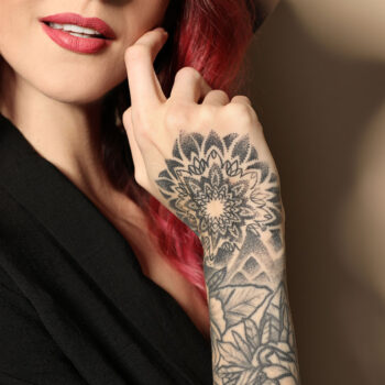 Le travail et les tatouages font-ils bon ménage - Elvisa JASAK - Paris-